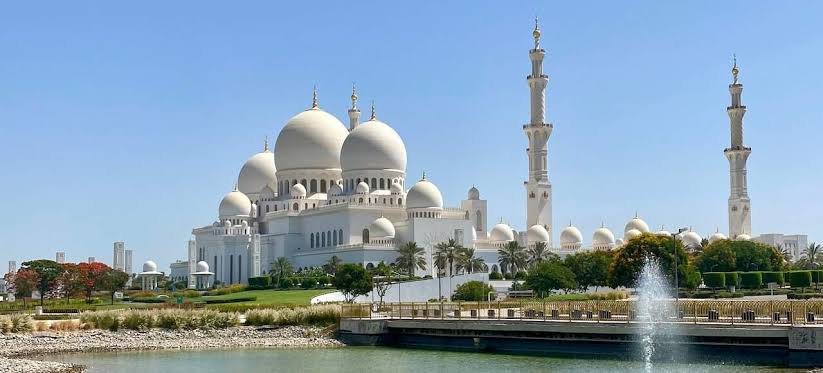 Abu Dhabi City Tour with Ferrari World — photograph 2